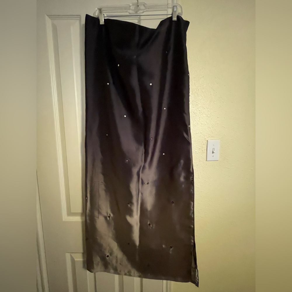 Unbranded gray ombré effect maxi skirt with right side zipper. Size approx. M.